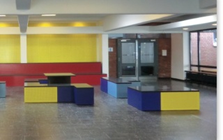 Möbel im Eingangsbereich Stadtteil-Schule