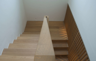 hochwertige Innentüren Treppe und Fußboden in einem Einfamilienhaus Villa