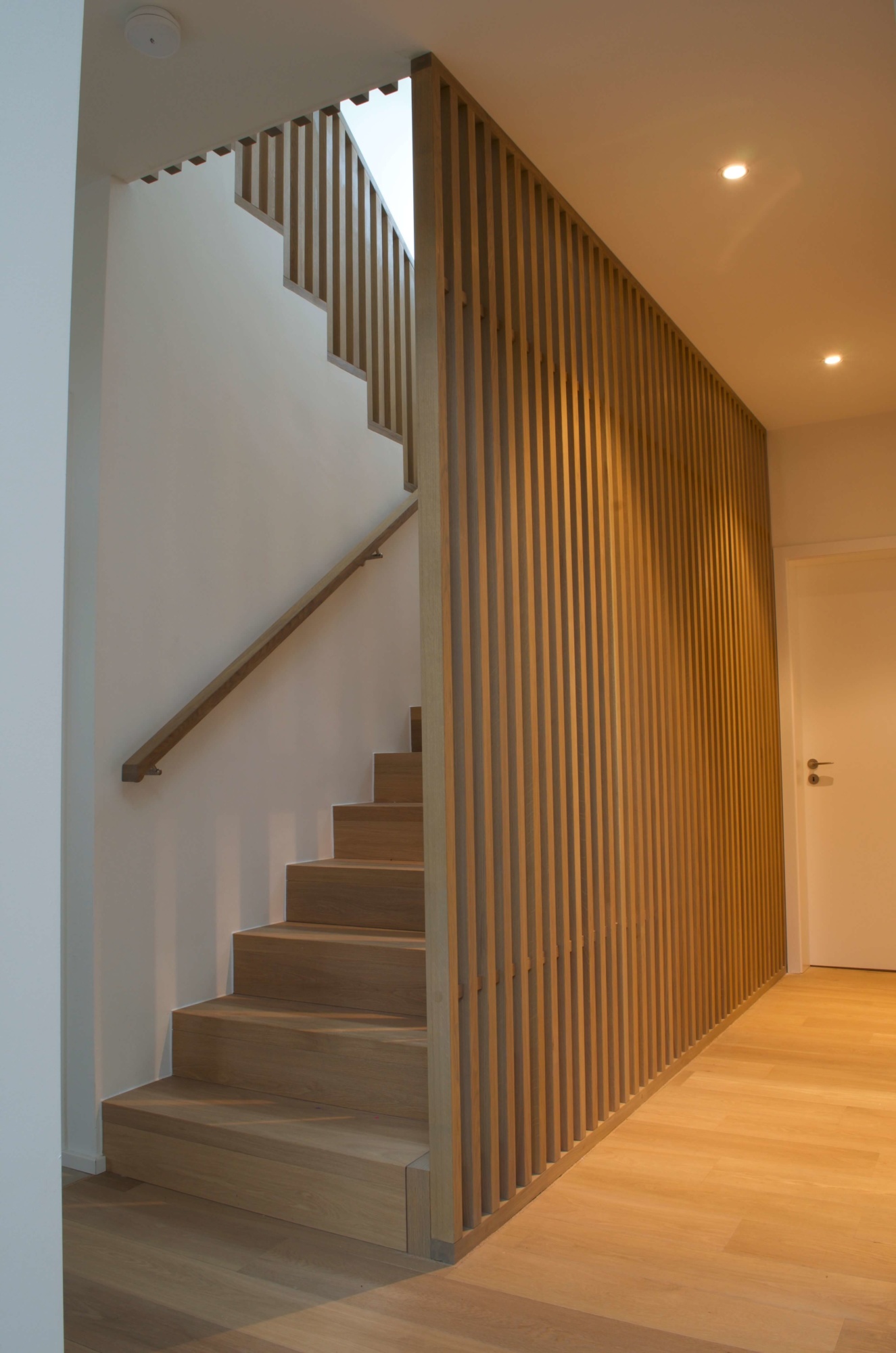 hochwertige Innentüren Treppe und Fußboden in einem Einfamilienhaus Villa