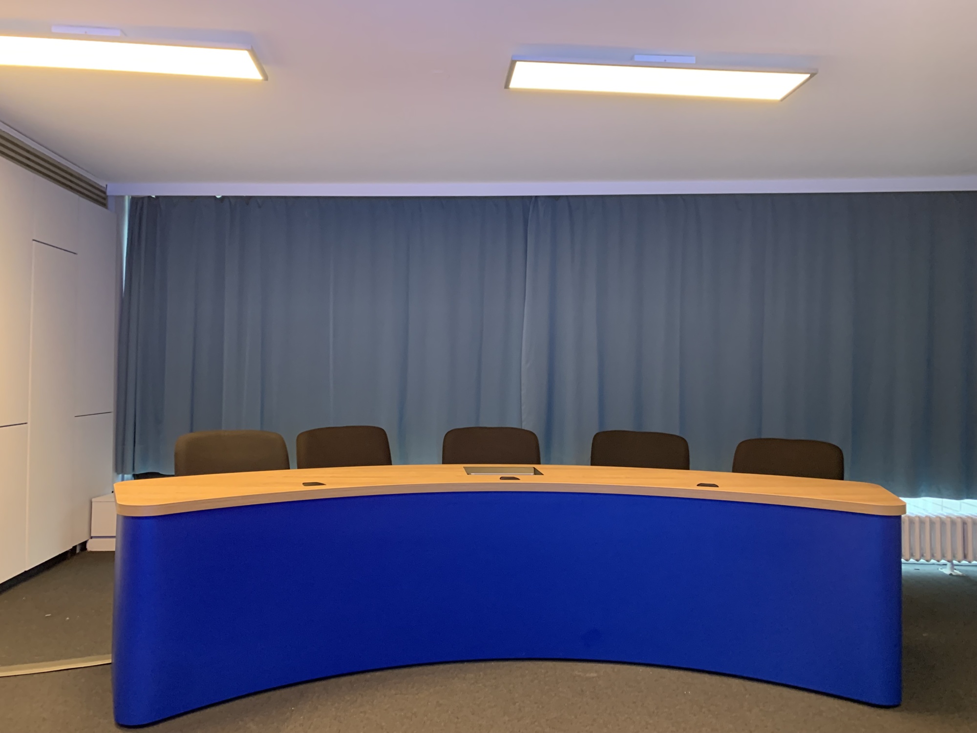 Medientisch für einen Konferenzraum 1 scaled