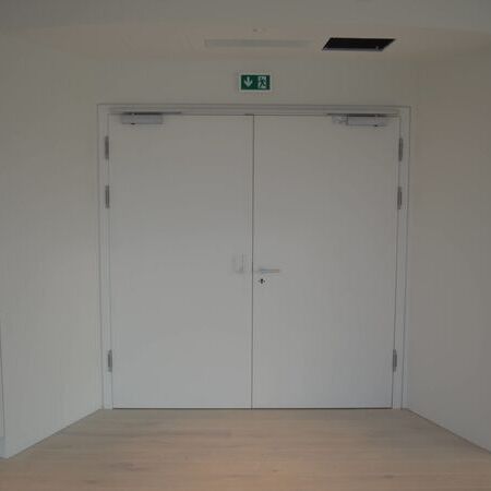 Geschlossene Brandschutztür in einem modernen Innenraum