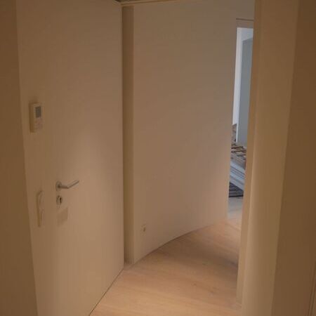 Moderne Brandschutztür mit minimalistischer Ästhetik