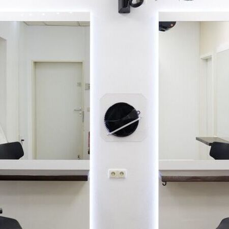 Frisierständer Möbel mit Spiegel beim Friseur