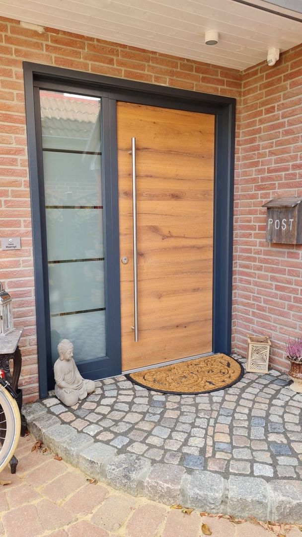 moderne Haustür mit seitlicher Verglasung