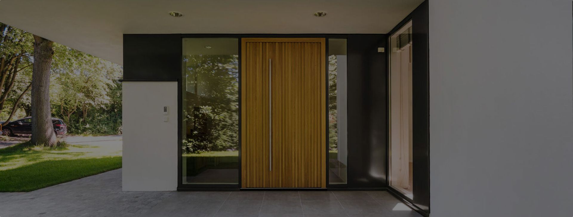 Modernes Einfamilienhaus mit einer Funktionstür und Spezialverglasung