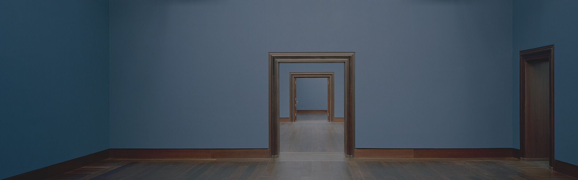 Blaue wände und Türrahmen einer Halle