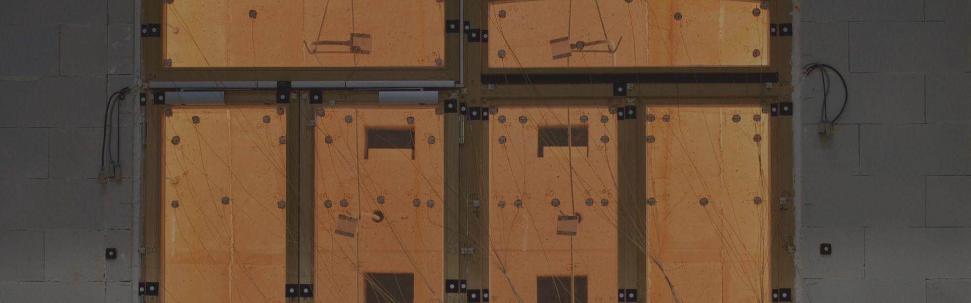 Fenster - verkabelt in Messgeräten wird auf Hitzebestand getestet