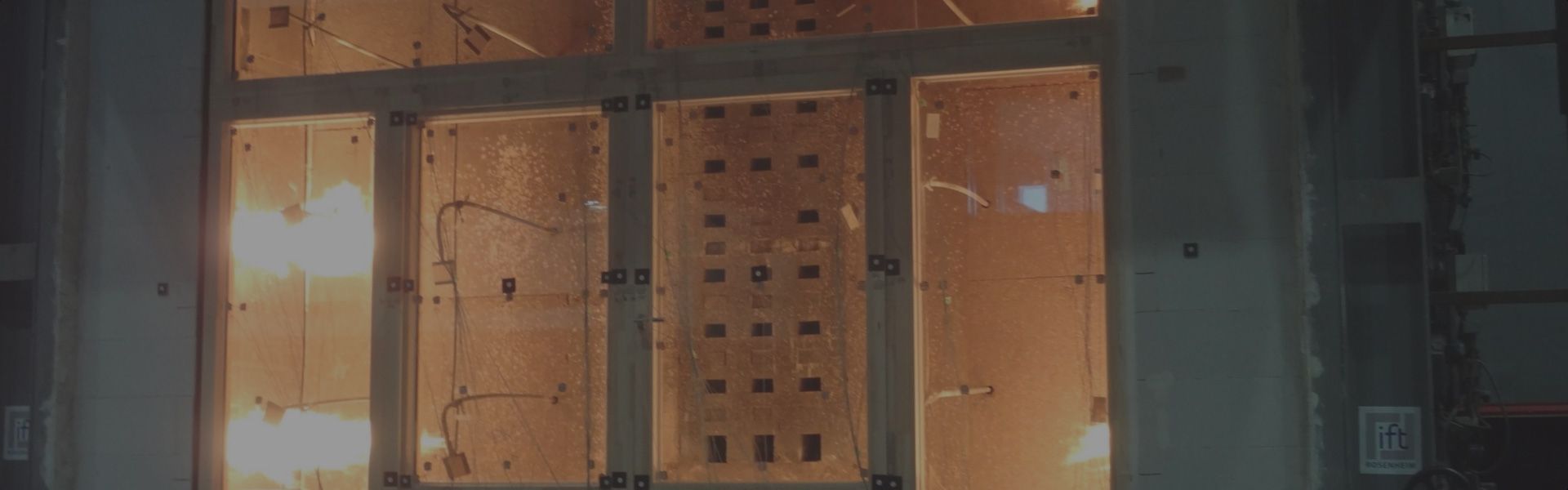 Brandschutzfenster - verkabelt mit Sensoren werden auf Hitze getestet