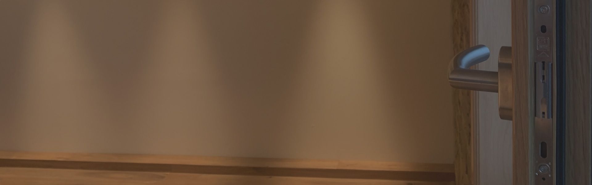 Halboffene Tür in einem schlecht beleuchteten Raum