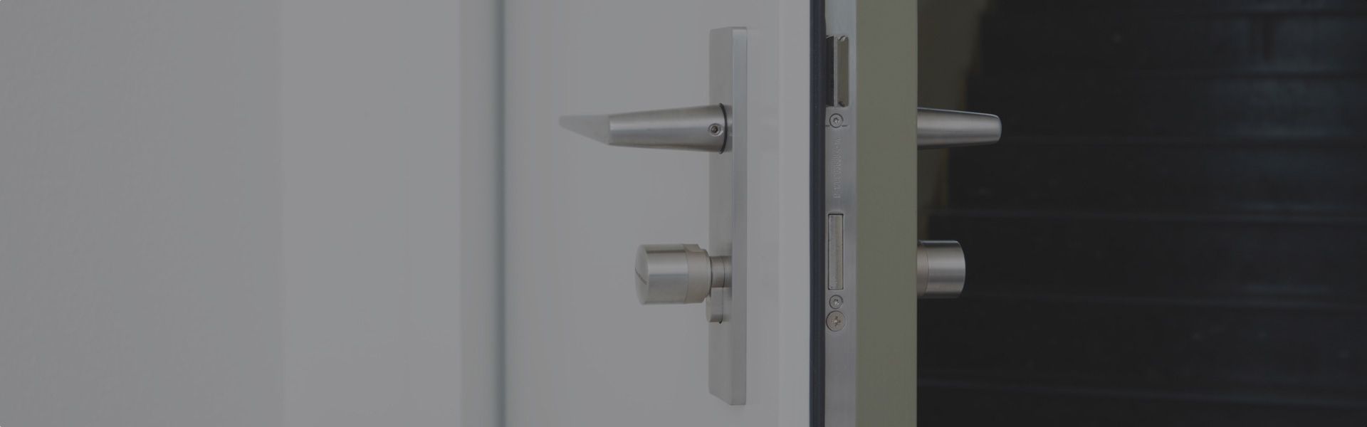 Funktionstür steht halboffen mit Fokus auf die Klinke und Verschlussmechanik