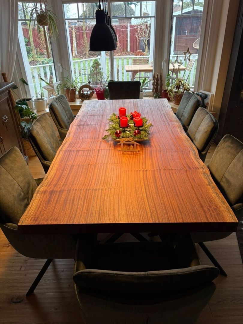 Große Tischtafel mit einem Adventskranz