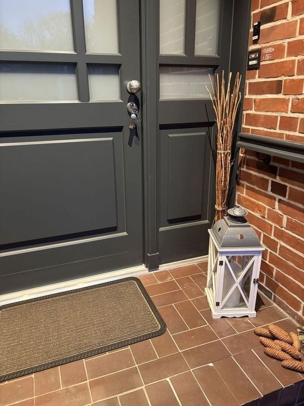 Haustür - Landhaus mit Seitenteil eines Mehrfamilienhaus