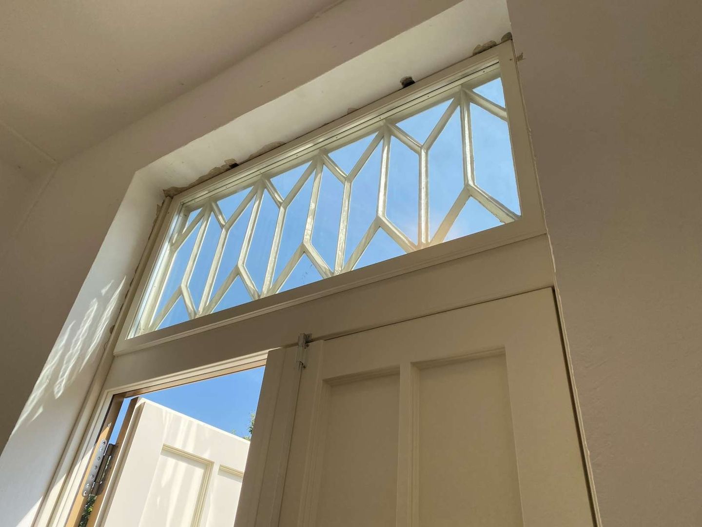 Detailaufnahme des Fensters der denkmalgeschützten Haustür