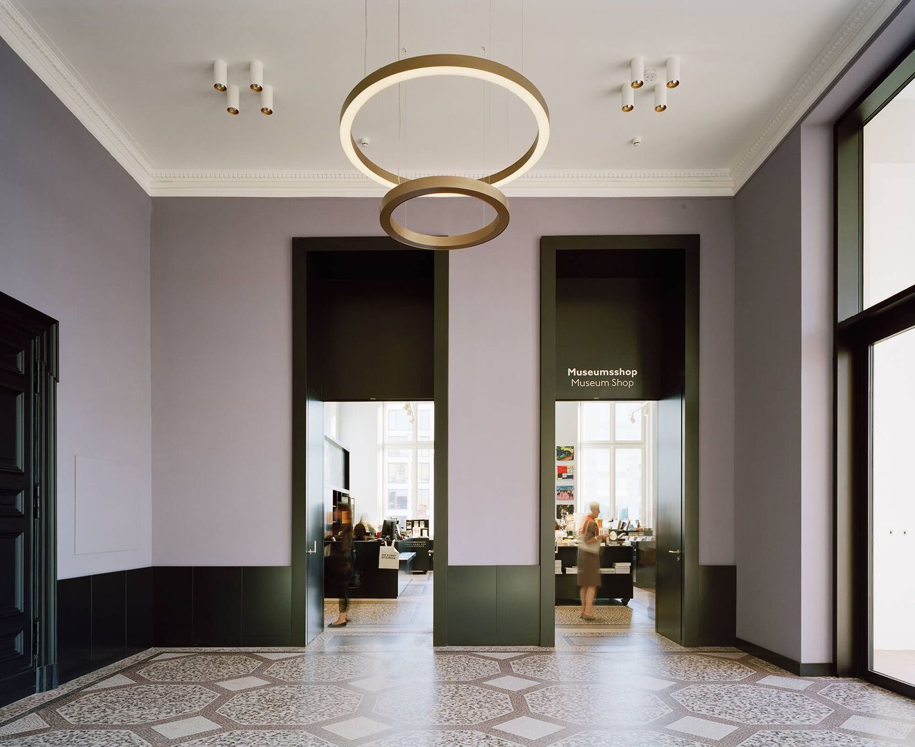 Wandverkleidungen Kunsthalle Hamburg, moderner Eingangsbereich mit edlen Materialien, großen Türen und runden, schwebenden Deckenleuchten