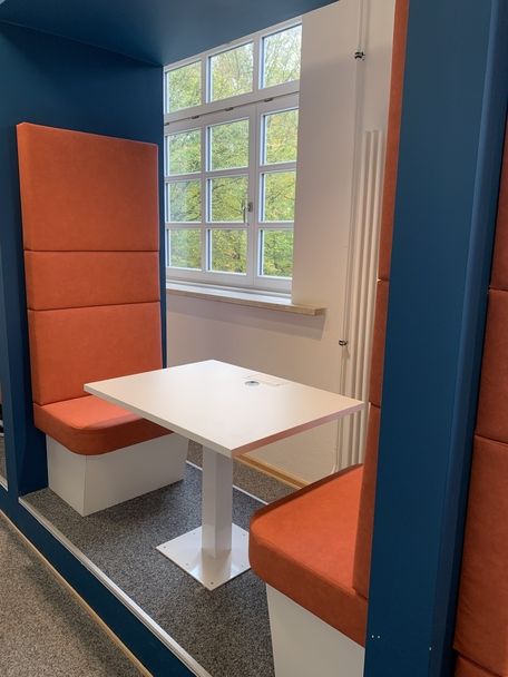 Tisch mit orangenen Sitzflächen