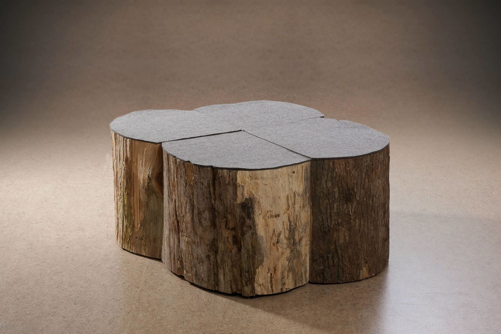 Vier Elemente Sitzmöbel aus Baumstämmen gefertigt, mit Filzauflagen