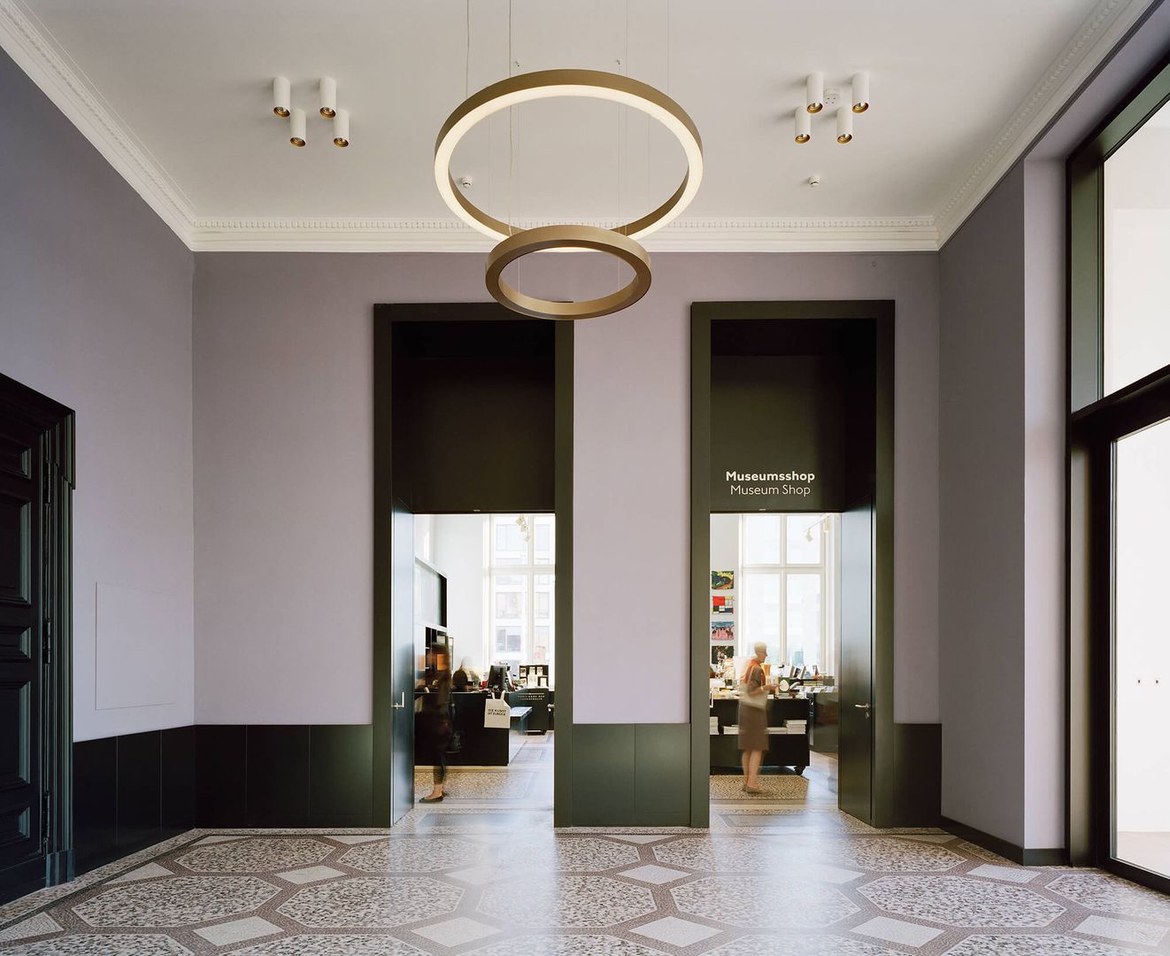 Wandverkleidungen Kunsthalle Hamburg, moderner Eingangsbereich mit edlen Materialien, großen Türen und runden, schwebenden Deckenleuchten