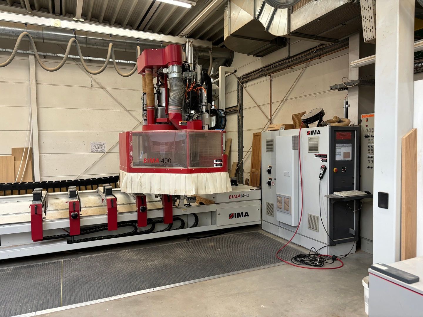 Große CNC-Fräsmaschine der Marke IMA in einer Werkhalle, Modell BIMA 400